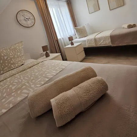 Melina 300 Meter Zum *